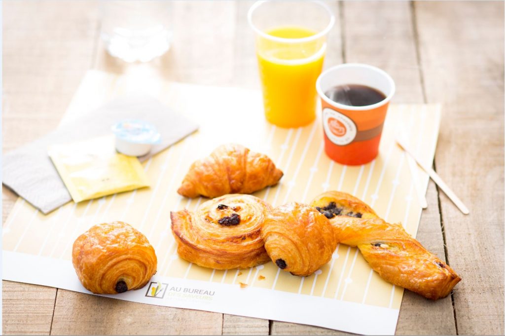 Au Bureau des Saveurs, propose de délicieux petits déjeuners et pauses gourmandes, parfaits à tout moment de la journée ! Des viennoiseries aux biscuits moelleux, régalez-vous à chaque instant.