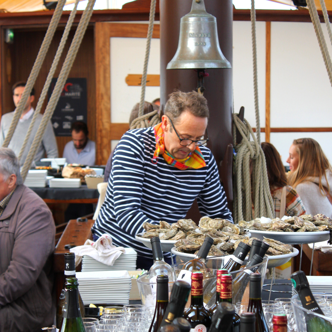 Atelier "Bar à huîtres" de Au Bureau des Saveurs, traiteur à Rennes et ses alentours pendant la Route du Rhum 2022.